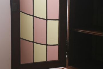 アンティーク家具　フランスアンティーク　オーク材　優雅な雰囲気漂うステンドグラスのキャビネット(飾り棚、収納棚、食器棚)(R-041372)