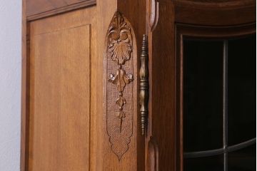 アンティーク家具　フランスアンティーク　オーク材　優雅な雰囲気漂うステンドグラスのキャビネット(飾り棚、収納棚、食器棚)(R-041372)