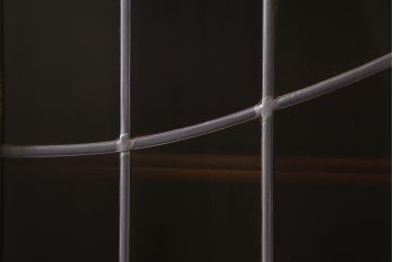 アンティーク家具　フランスアンティーク　オーク材　優雅な雰囲気漂うステンドグラスのキャビネット(飾り棚、収納棚、食器棚)(R-041372)