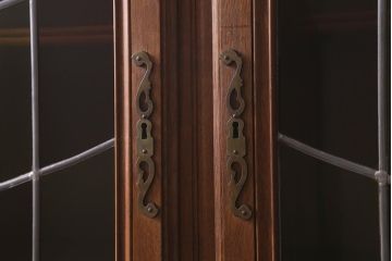 アンティーク家具　フランスアンティーク　オーク材　優雅な雰囲気漂うステンドグラスのキャビネット(飾り棚、収納棚、食器棚)(R-041372)