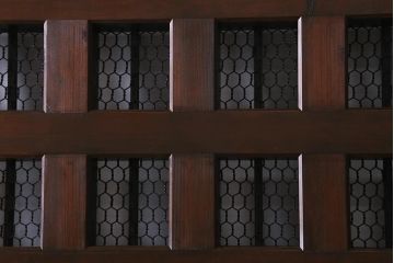 アンティーク建具　和製アンティーク　明治大正期　ケヤキ材・ヒノキ材　鉄格子が重厚感漂う蔵戸(引き戸、建具、玄関戸)(R-041374)