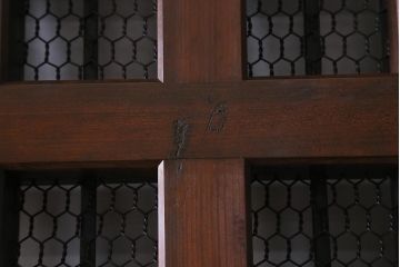 アンティーク建具　和製アンティーク　明治大正期　ケヤキ材・ヒノキ材　鉄格子が重厚感漂う蔵戸(引き戸、建具、玄関戸)(R-041374)
