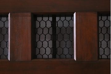 アンティーク建具　和製アンティーク　明治大正期　ケヤキ材・ヒノキ材　鉄格子が重厚感漂う蔵戸(引き戸、建具、玄関戸)(R-041374)