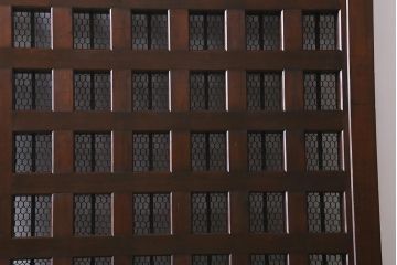 アンティーク建具　和製アンティーク　明治大正期　ケヤキ材・ヒノキ材　鉄格子が重厚感漂う蔵戸(引き戸、建具、玄関戸)(R-041374)