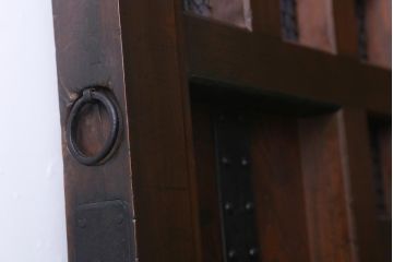 アンティーク建具　和製アンティーク　明治大正期　ケヤキ材・ヒノキ材　鉄格子が重厚感漂う蔵戸(引き戸、建具、玄関戸)(R-041374)