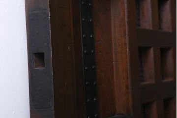 アンティーク建具　和製アンティーク　明治大正期　ケヤキ材・ヒノキ材　鉄格子が重厚感漂う蔵戸(引き戸、建具、玄関戸)(R-041374)
