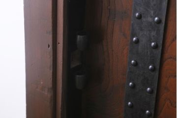 アンティーク建具　和製アンティーク　明治大正期　ケヤキ材・ヒノキ材　鉄格子が重厚感漂う蔵戸(引き戸、建具、玄関戸)(R-041374)