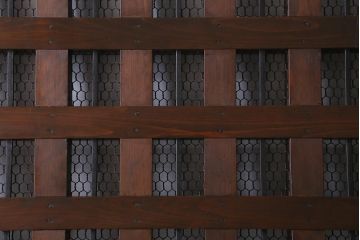 アンティーク建具　和製アンティーク　明治大正期　ケヤキ材・ヒノキ材　鉄格子が重厚感漂う蔵戸(引き戸、建具、玄関戸)(R-041374)