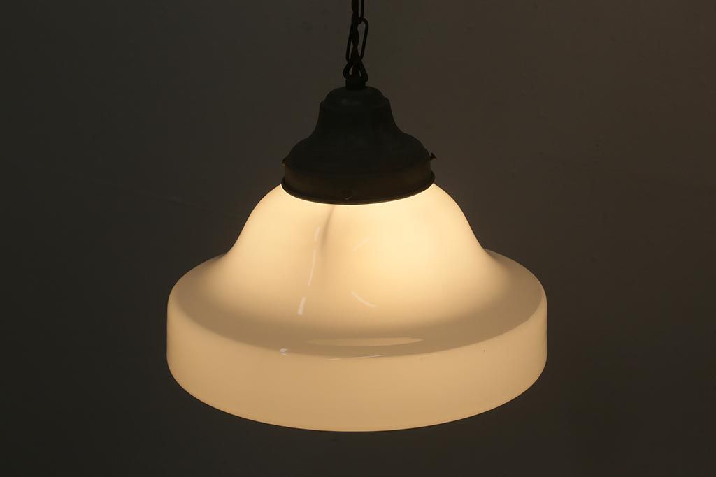 アンティーク照明　大振りサイズ　レトロな乳白色のガラスシェード照明(吊り下げ照明、天井照明)(R-041375)