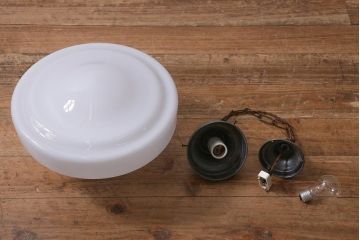 アンティーク照明　大振りサイズ　レトロな乳白色のガラスシェード照明(吊り下げ照明、天井照明)(R-041375)