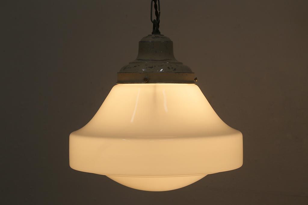 アンティーク照明　大振りサイズ　レトロな乳白色のガラスシェード照明(吊り下げ照明、天井照明)(R-041376)