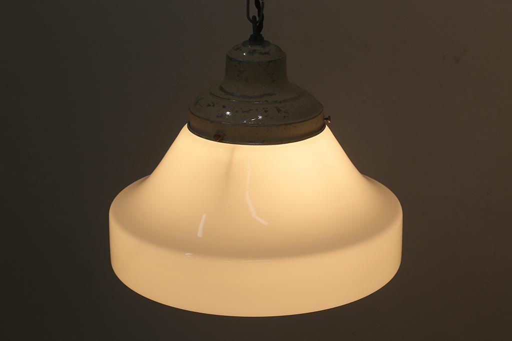 アンティーク照明　大振りサイズ　レトロな乳白色のガラスシェード照明(吊り下げ照明、天井照明)(R-041376)