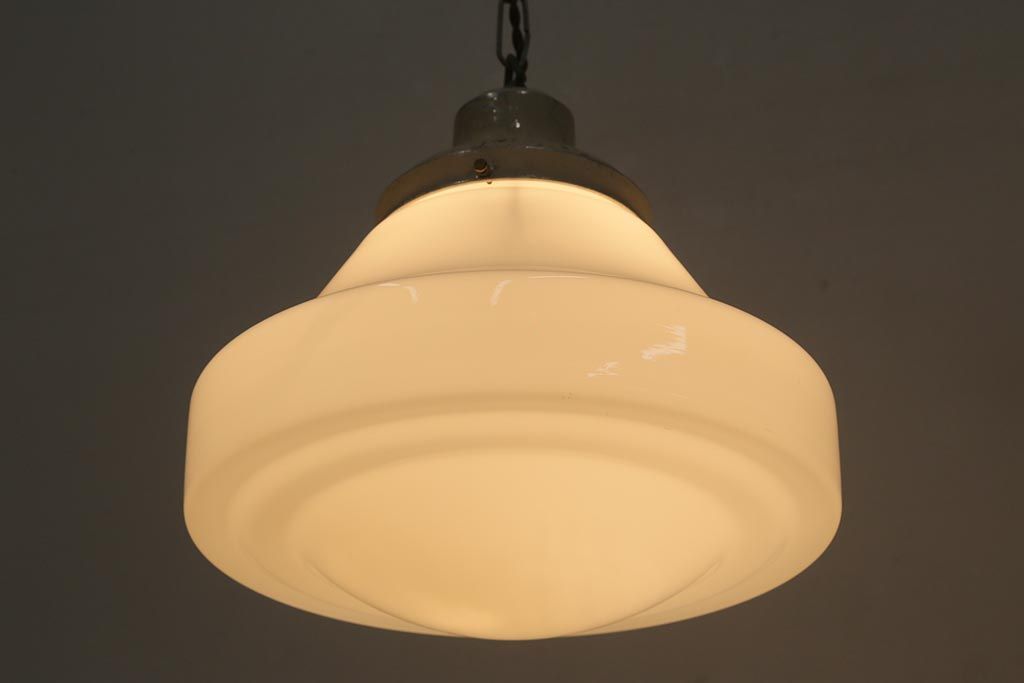 アンティーク照明　大振りサイズ　レトロな乳白色のガラスシェード照明(吊り下げ照明、天井照明)(R-041376)
