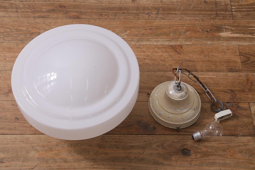 アンティーク照明　大振りサイズ　レトロな乳白色のガラスシェード照明(吊り下げ照明、天井照明)(R-041376)