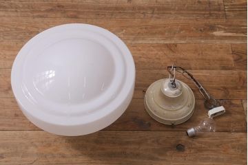 アンティーク照明　大振りサイズ　レトロな乳白色のガラスシェード照明(吊り下げ照明、天井照明)(R-041376)