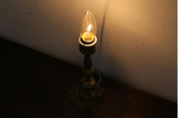 ヴィンテージ照明　真鍮製　クラシカルな雰囲気漂うテーブルランプ(スタンドライト、卓上照明、ビンテージ)(R-041379)