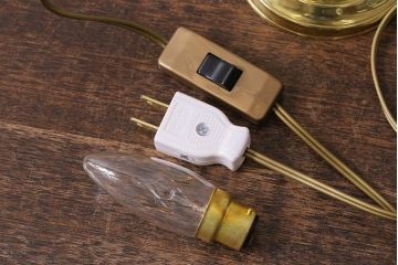 アンティーク照明　オイルランプ型　シンプルなデザインがおしゃれな真鍮製のテーブルランプ(スタンドライト)(R-041381)