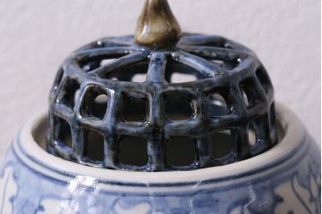 アンティーク雑貨　大正昭和初期　在銘　古い染付香炉(作家物)(R-041387)