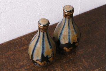 アンティーク雑貨　大正昭和初期　九谷美山　花蝶文色絵金彩徳利2点セット(酒器、とっくり)(R-041388)