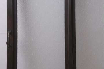 アンティーク建具　和製アンティーク　昭和初期　ダイヤガラス　窓付きのレトロな木製扉(ガラス扉、開き戸、ドア)(R-041409)