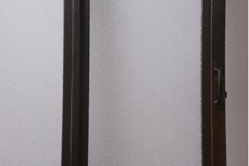 アンティーク建具　和製アンティーク　昭和初期　ダイヤガラス　窓付きのレトロな木製扉(ガラス扉、開き戸、ドア)(R-041409)