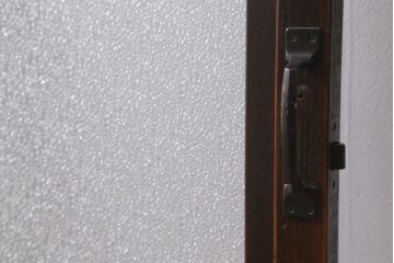 アンティーク建具　和製アンティーク　昭和初期　ダイヤガラス　窓付きのレトロな木製扉(ガラス扉、開き戸、ドア)(R-041409)