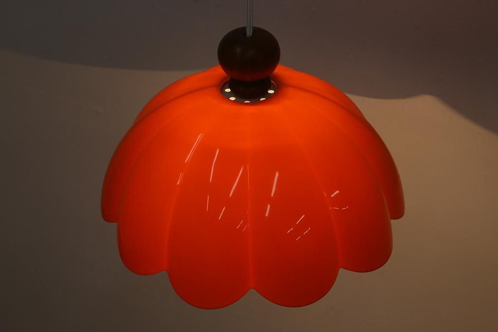 ビンテージ照明　レトロポップなデザインが愛らしいオレンジ色の吊り下げ照明(シェード、ペンダントライト、天井照明)(R-041414)