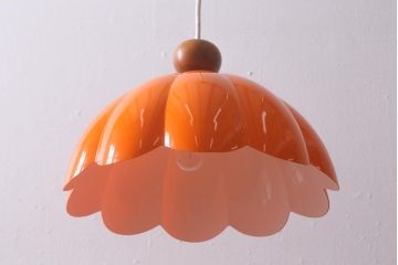 ビンテージ照明　レトロポップなデザインが愛らしいオレンジ色の吊り下げ照明(シェード、ペンダントライト、天井照明)(R-041415)