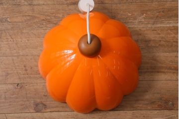 ビンテージ照明　レトロポップなデザインが愛らしいオレンジ色の吊り下げ照明(シェード、ペンダントライト、天井照明)(R-041415)