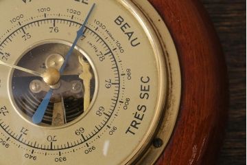 ヴィンテージ雑貨　木製　ビンテージスタイルにぴったりなフランス製の気圧計(バロメーター、ディスプレイ雑貨)(R-041426)