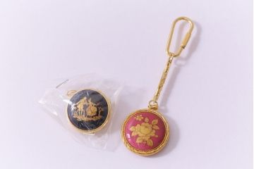 中古　フランス　LIMOGES CASTEL(リモージュキャッスル)　磁器製のブローチ・キーホルダー2点セット(アクセサリー)(R-041434)