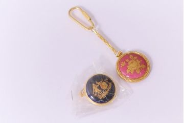 中古　フランス　LIMOGES CASTEL(リモージュキャッスル)　磁器製のブローチ・キーホルダー2点セット(アクセサリー)(R-041434)