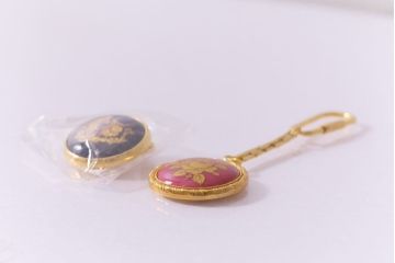 中古　フランス　LIMOGES CASTEL(リモージュキャッスル)　磁器製のブローチ・キーホルダー2点セット(アクセサリー)(R-041434)