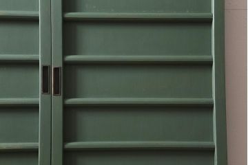アンティーク建具　大正～昭和初期　ペイント　幅狭　グリーンカラーがおしゃれな舞良戸2枚セット　(R-041439)