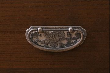 中古　伝統工芸品　隠し付き　繊細な意匠金具が目を引く加茂総桐箪笥のワードローブ(総桐たんす、洋服タンス、衣装タンス)(定価約120万円)(R-041446)