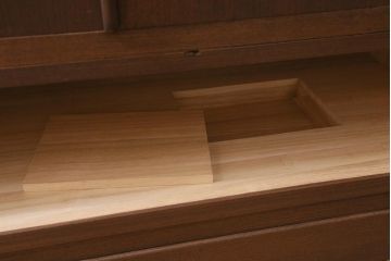 中古　伝統工芸品　隠し付き　繊細な意匠金具が目を引く加茂総桐箪笥のワードローブ(総桐たんす、洋服タンス、衣装タンス)(定価約120万円)(R-041446)
