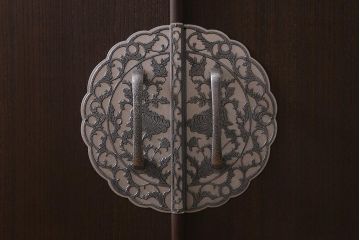 中古　伝統工芸品　隠し付き　繊細な意匠金具が目を引く加茂総桐箪笥のワードローブ(総桐たんす、洋服タンス、衣装タンス)(定価約120万円)(R-041446)