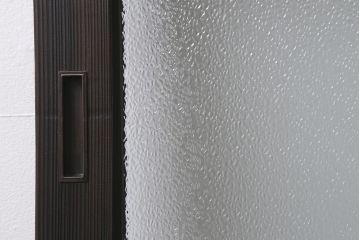 アンティーク建具　昭和初期　腰板ケヤキ材　ダイヤガラス入り　上手物!落ち着いた色合いのレトロなガラス戸2枚セット(引き戸)(R-041450)