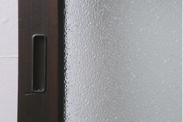 アンティーク建具　昭和初期　腰板ケヤキ材　ダイヤガラス入り　上手物!落ち着いた色合いのレトロなガラス戸2枚セット(引き戸)(R-041450)