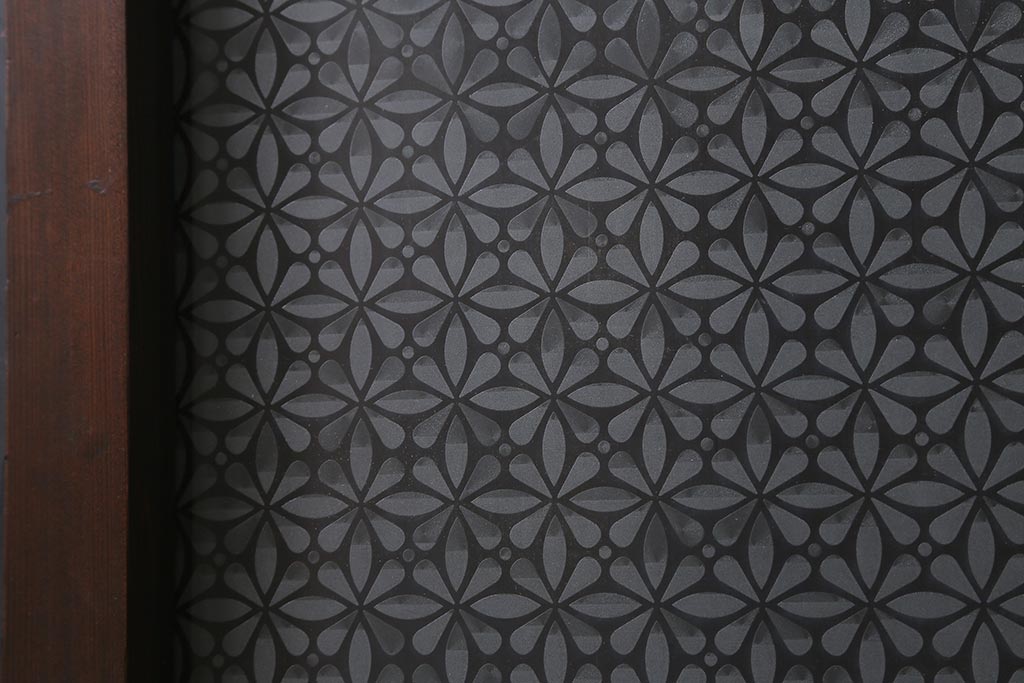 アンティーク建具　和製アンティーク　昭和初期　すりガラス・当店オリジナルガラス　変わり花菱模様のガラスがレトロなガラス戸2枚セット(引き戸、建具)(R-041456)