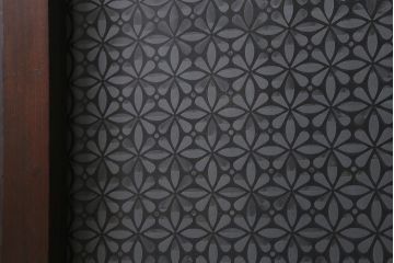 アンティーク建具　和製アンティーク　昭和初期　すりガラス・当店オリジナルガラス　変わり花菱模様のガラスがレトロなガラス戸2枚セット(引き戸、建具)(R-041456)