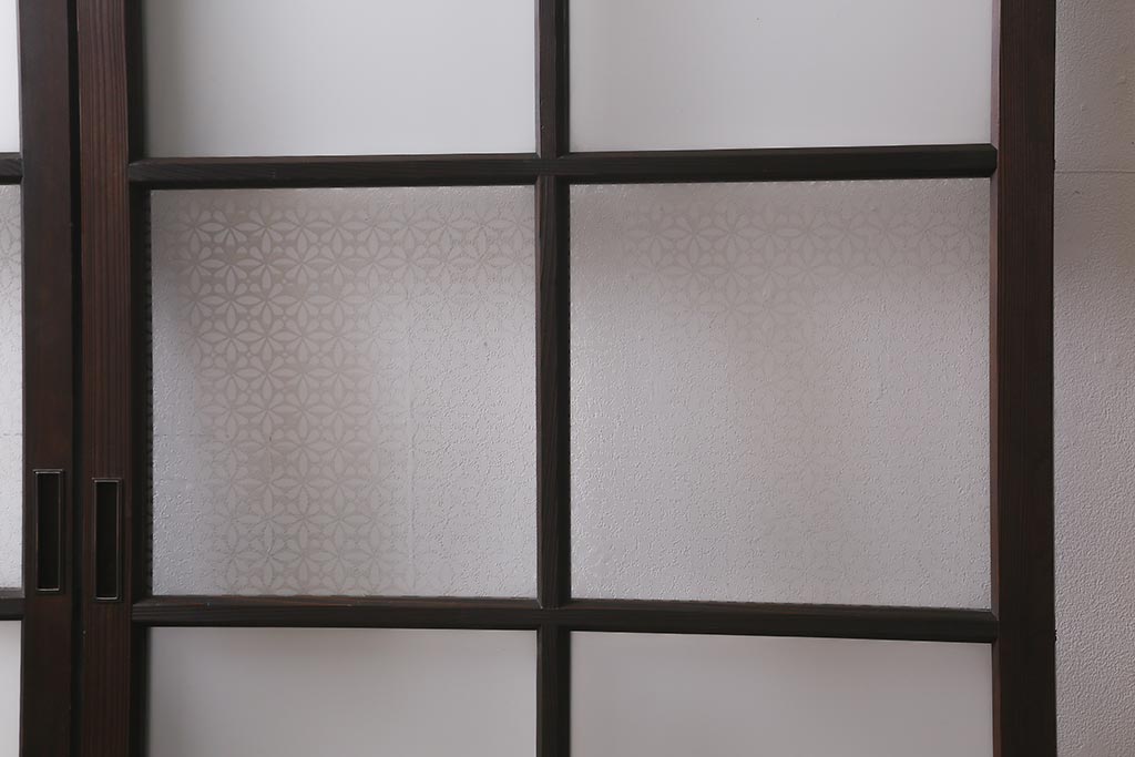 アンティーク建具　和製アンティーク　昭和初期　すりガラス・当店オリジナルガラス　変わり花菱模様のガラスがレトロなガラス戸2枚セット(引き戸、建具)(R-041456)