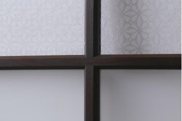 アンティーク建具　和製アンティーク　昭和初期　すりガラス・当店オリジナルガラス　変わり花菱模様のガラスがレトロなガラス戸2枚セット(引き戸、建具)(R-041456)