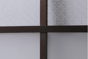 アンティーク建具　和製アンティーク　昭和初期　すりガラス・当店オリジナルガラス　変わり花菱模様のガラスがレトロなガラス戸2枚セット(引き戸、建具)(R-041456)