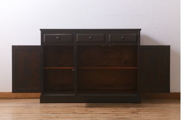 中古　北海道民芸家具　天板樺無垢材　大振りな食器棚をリメイクした上品な収納棚(食器棚、サイドボード)(R-041461)