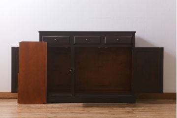 中古　北海道民芸家具　天板樺無垢材　大振りな食器棚をリメイクした上品な収納棚(食器棚、サイドボード)(R-041461)