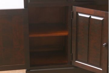 中古　北海道民芸家具　天板樺無垢材　大振りな食器棚をリメイクした上品な収納棚(食器棚、サイドボード)(R-041461)