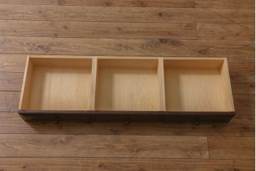中古　北海道民芸家具　天板樺無垢材　大振りな食器棚をリメイクした上品な収納棚(食器棚、サイドボード)(R-041461)