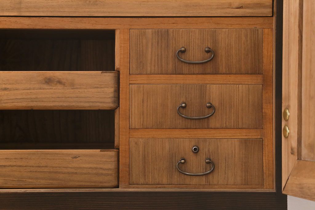 アンティーク家具　昭和中期　総桐材　衣装盆付き　調湿性と気密性に優れた桐箪笥(重ね箪笥、和タンス、衣装箪笥、桐たんす)(R-041533)