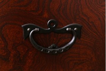 中古　伝統民芸家具　岩谷堂箪笥　漆塗り　味わい深い杢目が目を引く洋服タンス(ワードローブ)(R-041534)